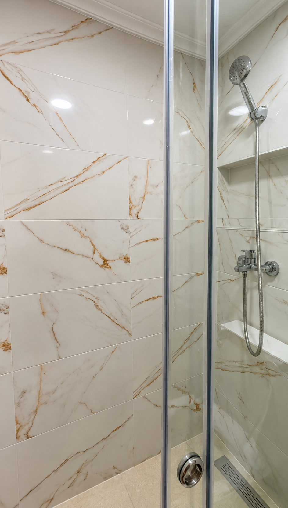 Glass shower enclosure at the Hay Mohammadi Premium holiday apartment, Agadir