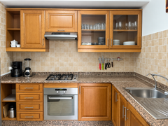 Kuchnia z drewnianymi szafkami — apartament 2-pokojowy na sprzedaż w Agadir Marina