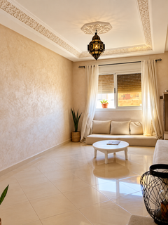 Salon z miejscami do siedzenia i zasłonami — apartament 4-pokojowy na sprzedaż w Hay Mohammadi, Agadir
