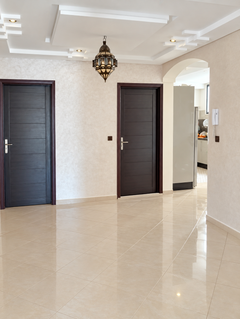 Wewnętrzny korytarz i przejścia drzwiowe — apartament 4-pokojowy na sprzedaż w Hay Mohammadi, Agadir