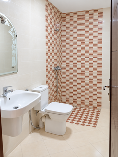 Łazienka z toaletą i umywalką — apartament czteropokojowy na sprzedaż w Hay Mohammadi, Agadir
