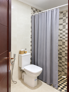 Łazienka z prysznicem i toaletą — apartament 4-pokojowy na sprzedaż w Hay Mohammadi, Agadir