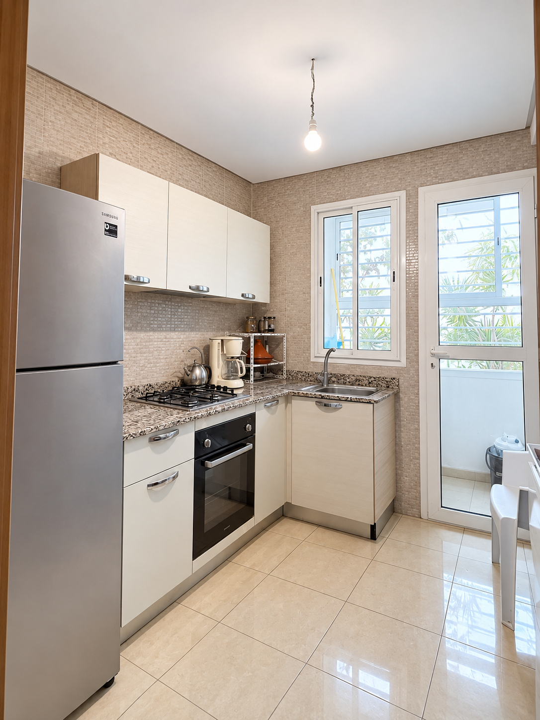 Kuchnia z drzwiami na balkon — apartament z 2 sypialniami, parking na sprzedaż, Hay Mohammadi, Agadir