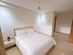 Podwójna sypialnia z białą pościelą — Apartament 2-pokojowy z parkingiem na sprzedaż, Hay Mohammadi, Agadir