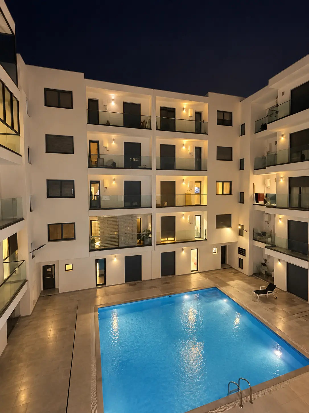 Pool & residence | Wide night view over the residence pool courtyard