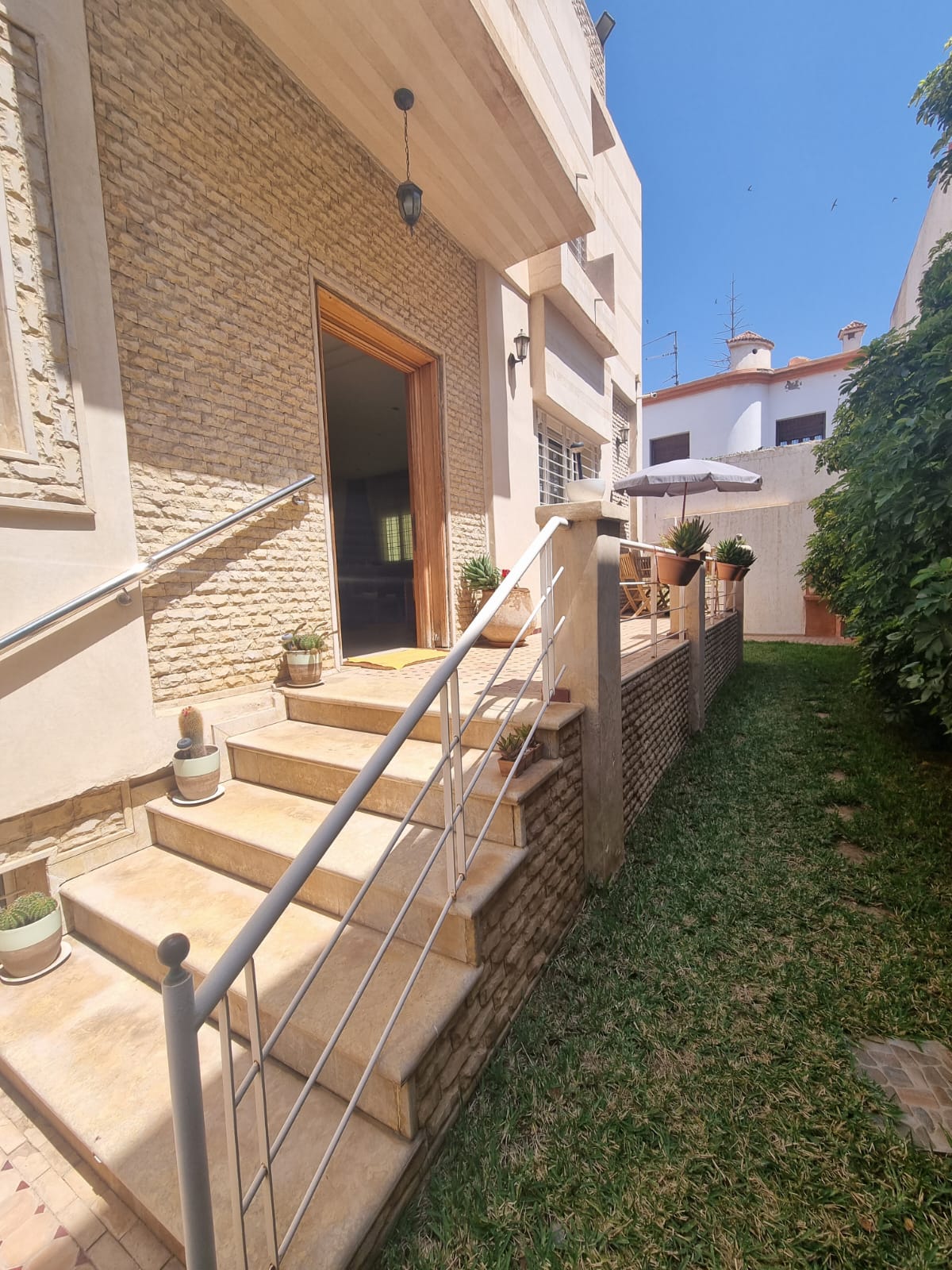 Entrance steps and facade — Dakhla Bloc F1 villa, Agadir