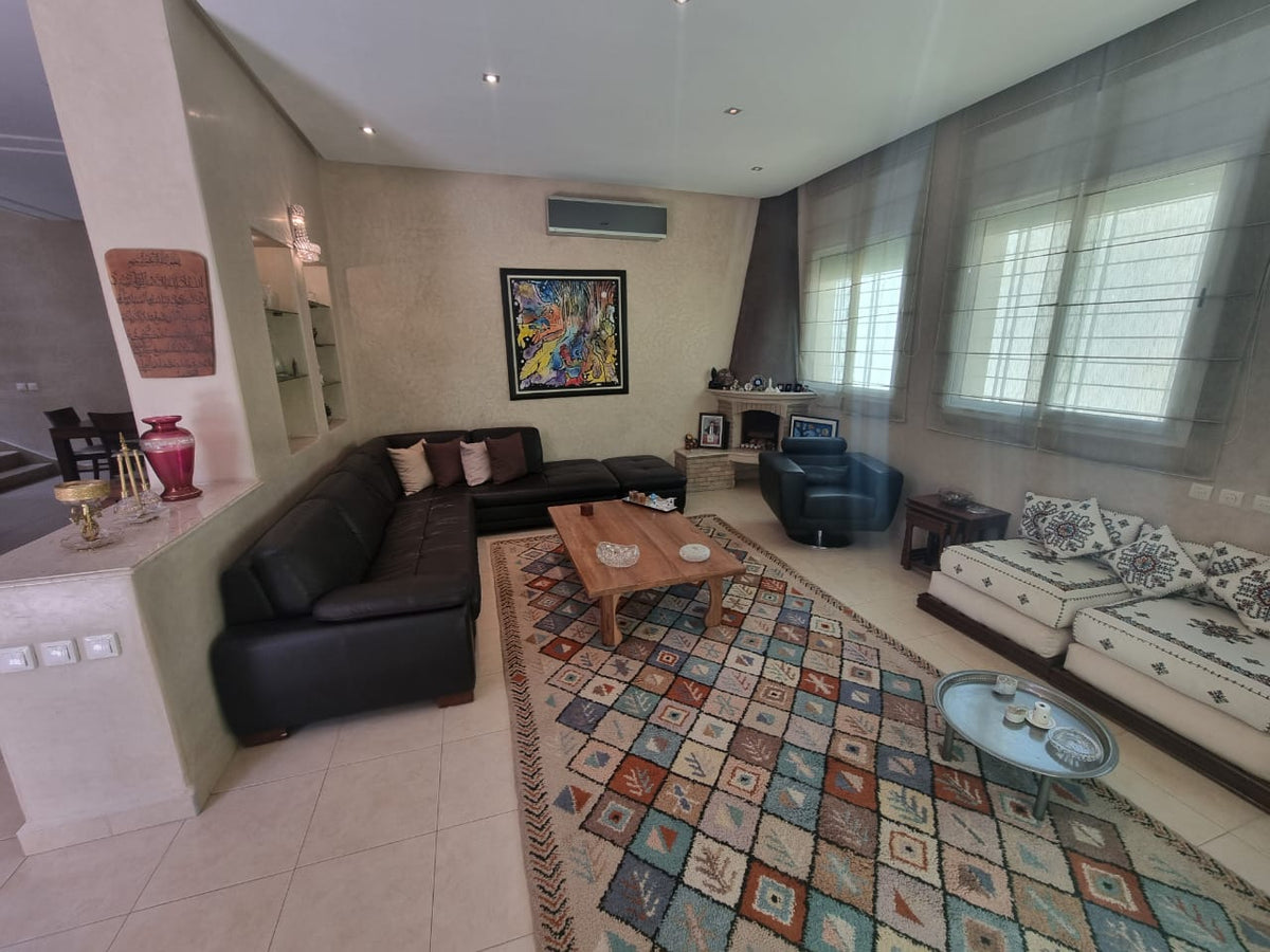 Living room and kitchen counter — Dakhla Bloc F1 villa, Agadir