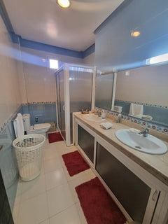 Bathroom with shower and double basin — Dakhla Bloc F1 villa, Agadir
