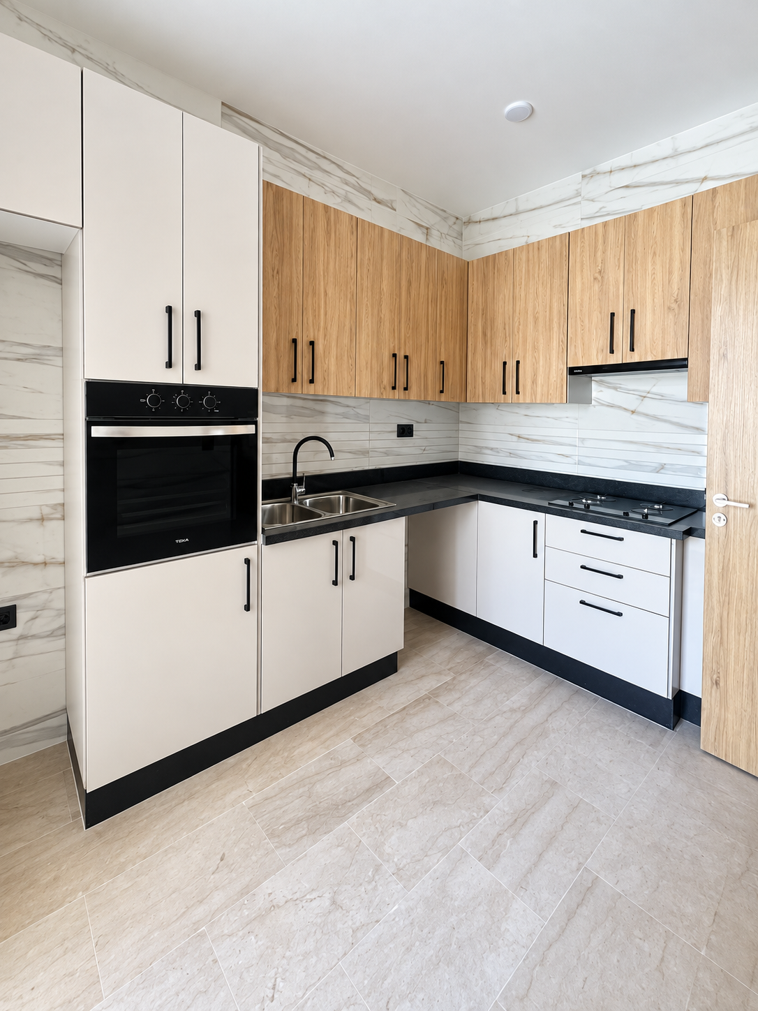 Fitted wood and white kitchen in the Founty apartment