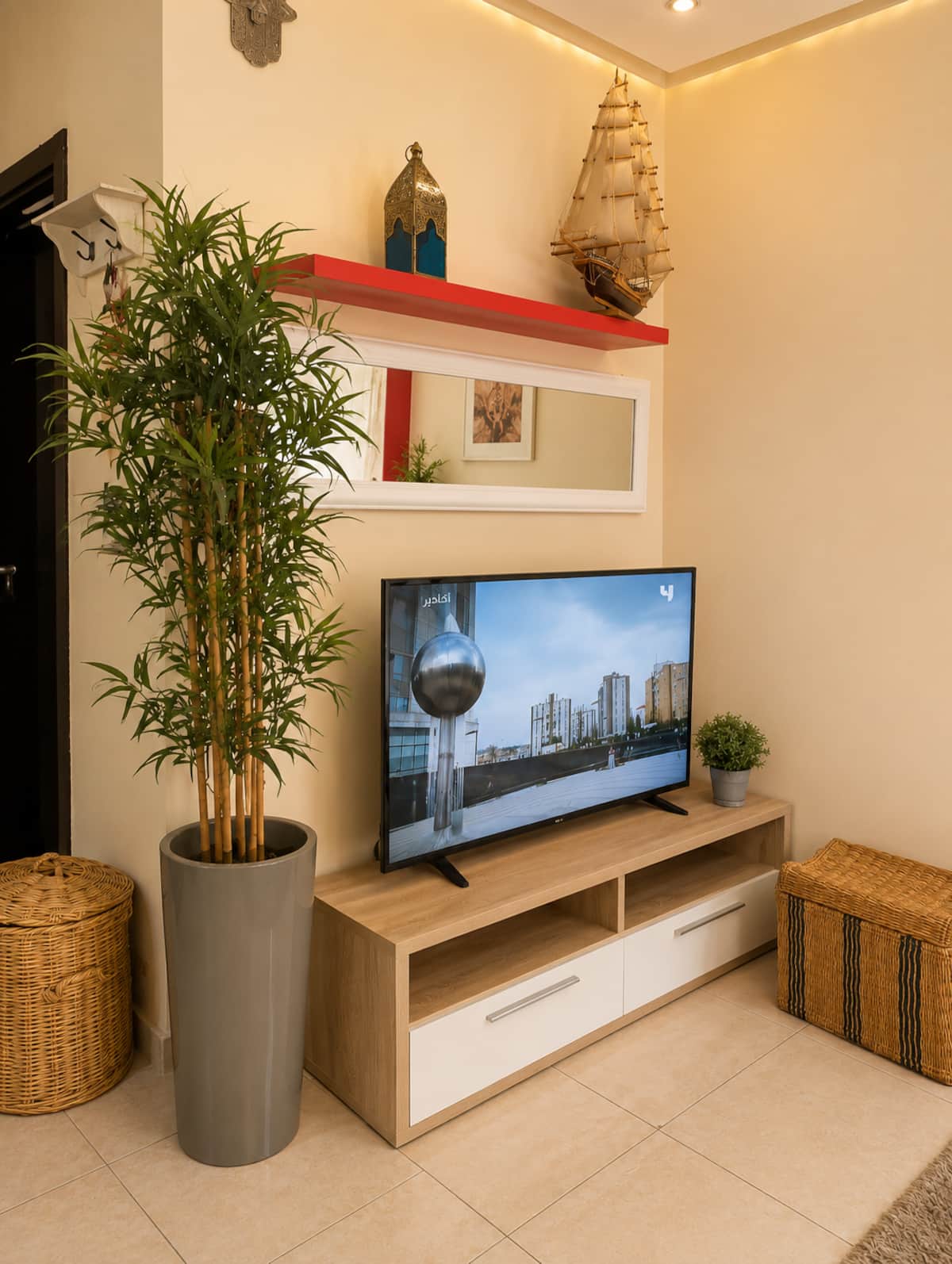 Islane GH6 Smart TV corner and living area