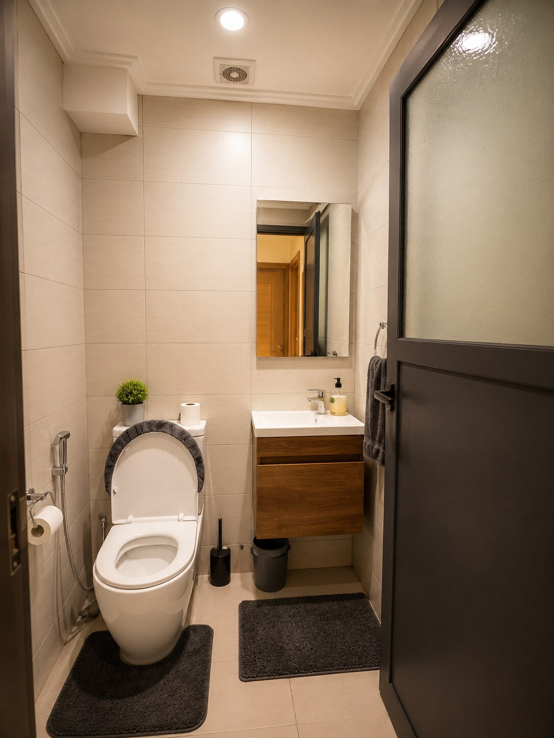 Bright second bedroom with two single beds in the Haut Founty apartment.