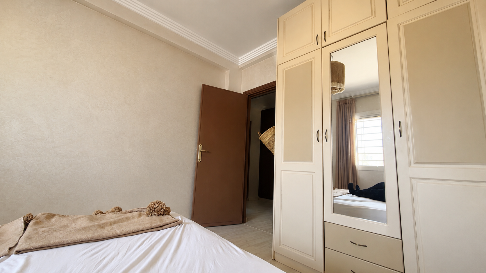 Second bedroom with fitted wardrobe and vanity in the Haut Founty apartment.