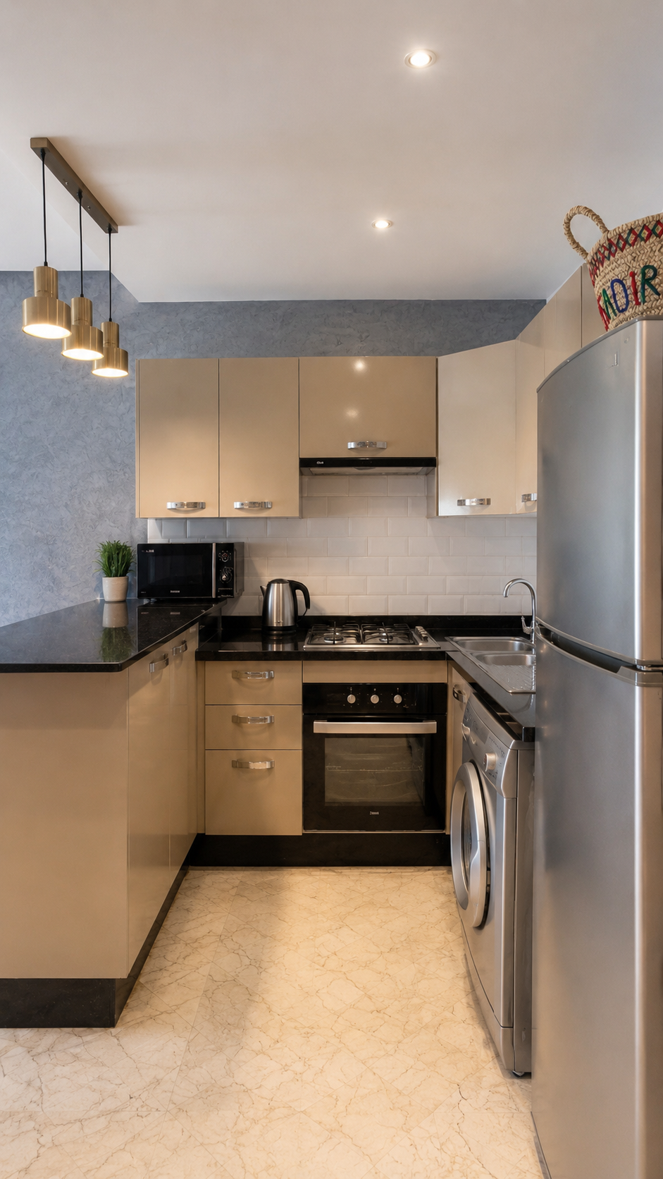 Equipped kitchen with oven, hob and fridge in the Hivernage Agadir Bay apartment.