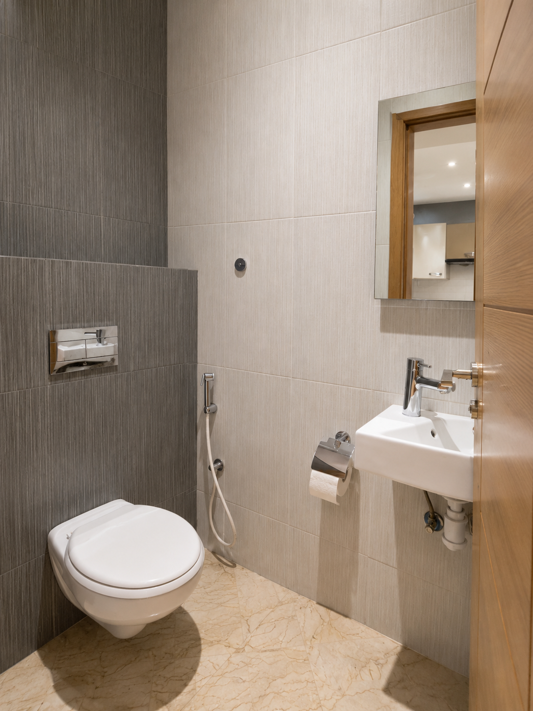 Guest bathroom with wall-mounted toilet and basin in the Hivernage apartment.