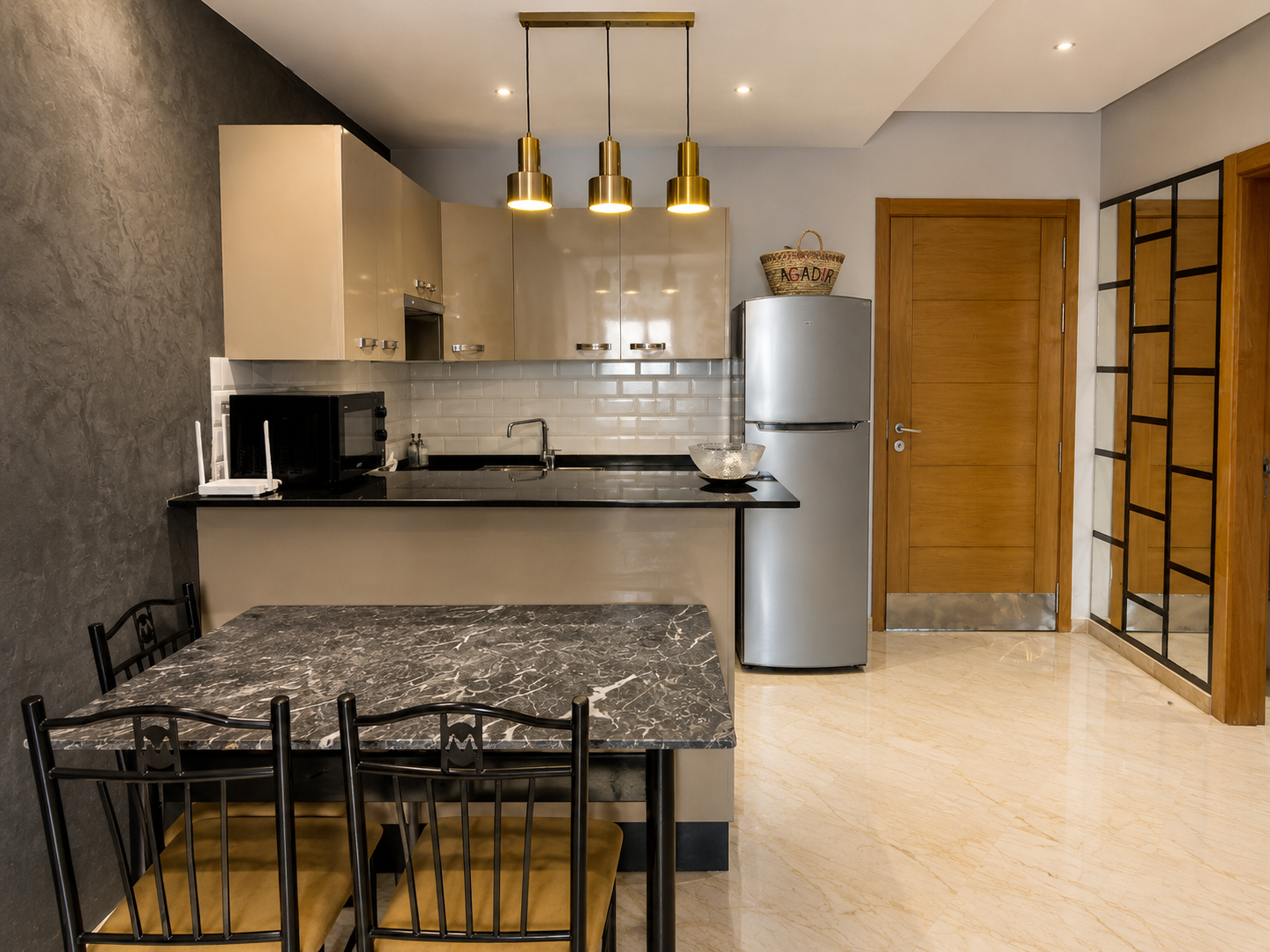 Kitchen breakfast bar and dining space in the Hivernage Agadir Bay apartment.