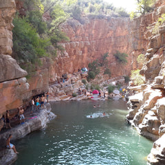 Rocky canyon and pool in Paradise Valley — Oussama Lahbari, CC BY-SA 4.0