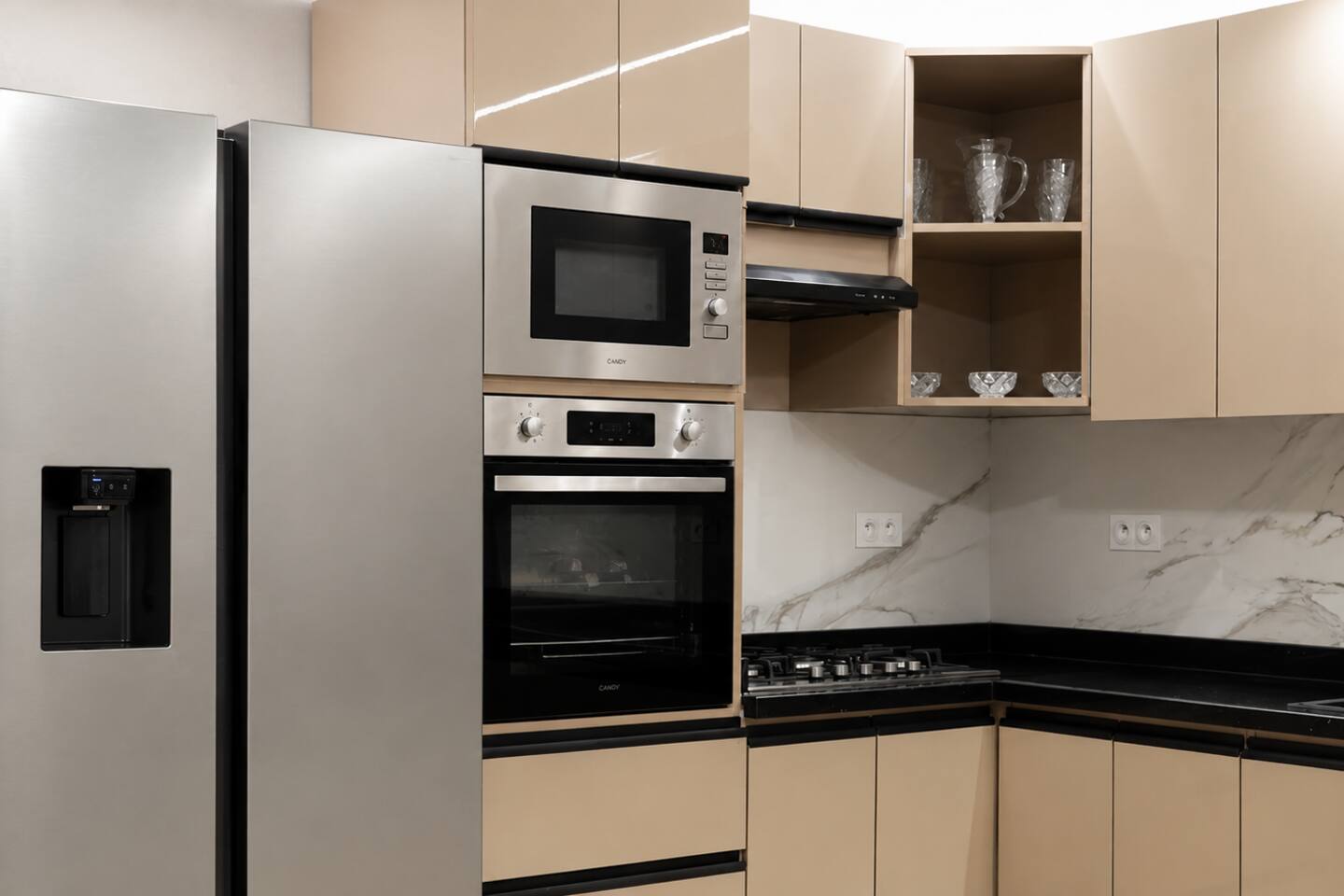 American-style fridge, integrated oven and microwave in the apartment kitchen.