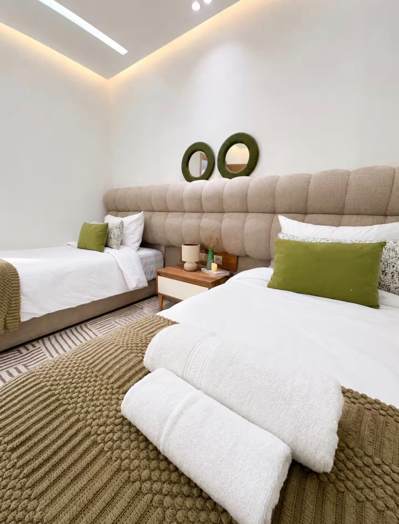 Comfortable twin room in DHAJIA Tilila, Agadir apartment with modern bedding and calm décor.