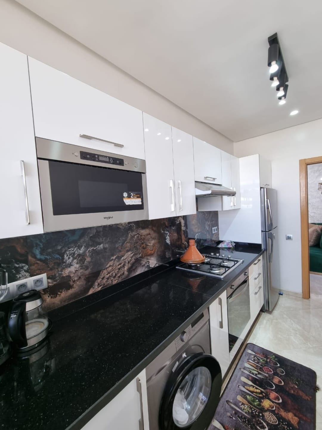 Fitted kitchen with washing machine — Résidence Elkatani, Les Jardins d’Agadir, 79 m²