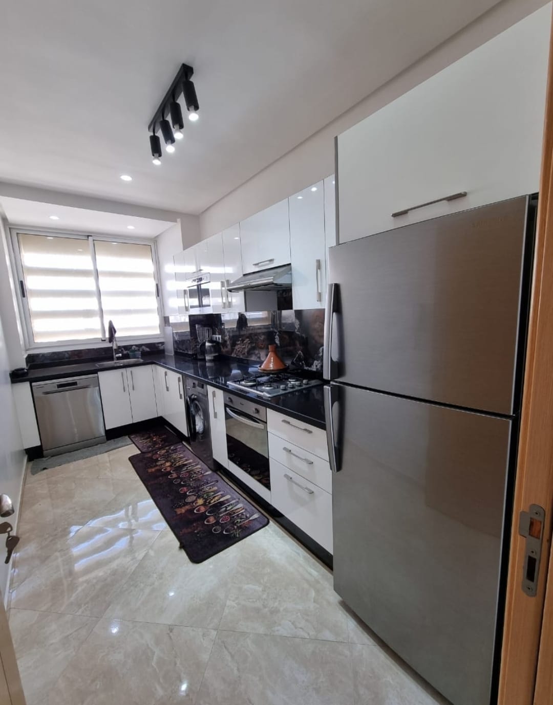 Kitchen with oven and refrigerator — Résidence Elkatani, Les Jardins d’Agadir, 79 m²