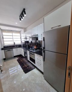 Kitchen with oven and refrigerator — Résidence Elkatani, Les Jardins d’Agadir, 79 m²