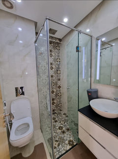 Shower room with basin and toilet — Résidence Elkatani, Les Jardins d’Agadir, 79 m²