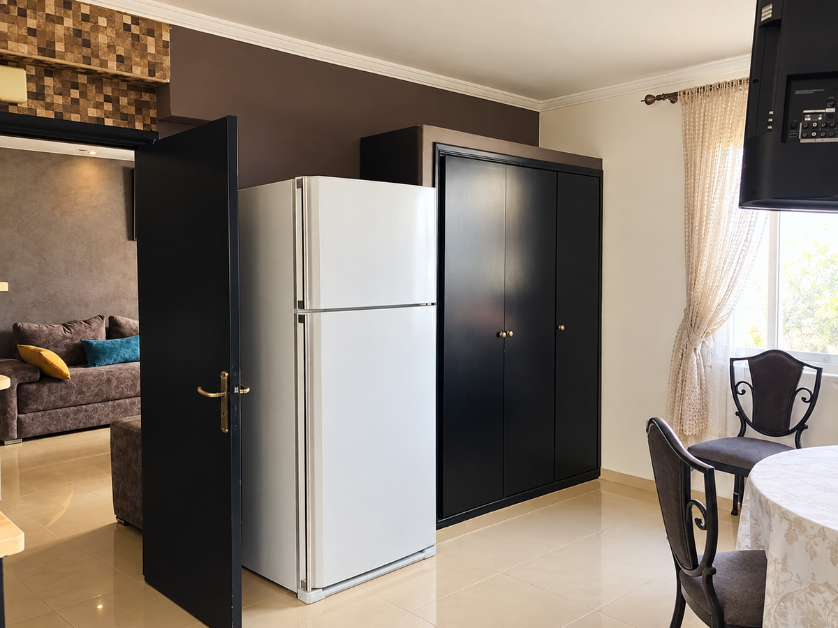 Kuchnia i jadalnia w apartamencie Fal Oumlil z dwiema sypialniami w Hay Mohammadi, Agadir