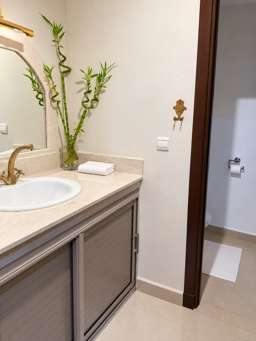 Toaletka łazienkowa i lustro – apartament ogrodowy z 4 sypialniami na sprzedaż w Haut Founty, Agadir
