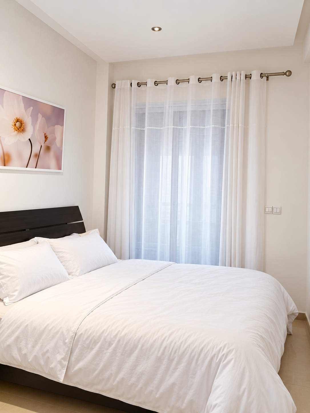 Sypialnia z białą pościelą — apartament z ogrodem, 4-osobowy, na sprzedaż w Haut Founty, Agadir