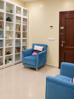 Przedpokój na wejście z niebieskimi fotelami — apartament z ogrodem na sprzedaż, 4 sypialnie, w Haut Founty, Agadir
