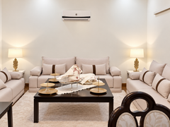 Salon formalny z jasnymi sofami — apartament z ogródkiem na sprzedaż, 4 sypialnie w Haut Founty, Agadir