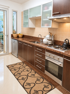 Główna kuchnia z drewnianymi szafkami — apartament z ogrodem (4 sypialnie) na sprzedaż w Haut Founty, Agadir
