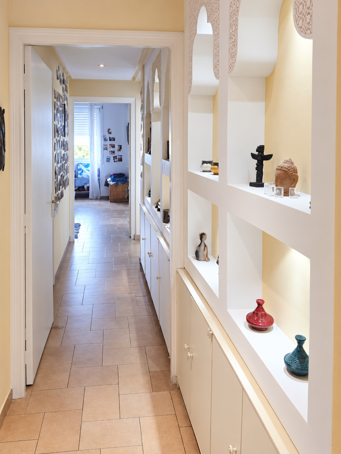 Korytarz z niszenami na ekspozycję — Apartament z tarasem z widokiem na morze na sprzedaż, Agadir