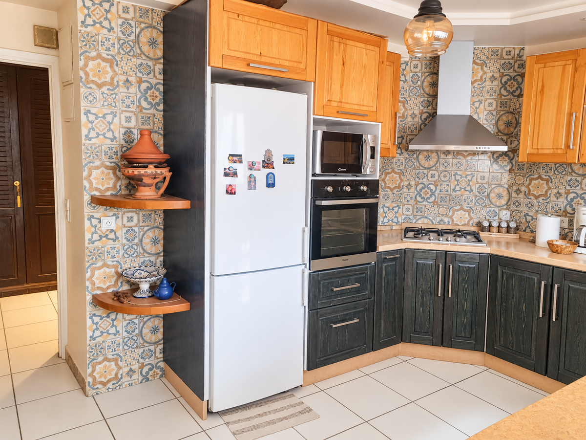 Kuchnia z drewnianymi szafkami i lodówką — apartament z tarasem z widokiem na morze na sprzedaż, Agadir