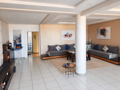 Salon z marokańskimi sofami — Apartament na sprzedaż z tarasem z widokiem na morze, Agadir