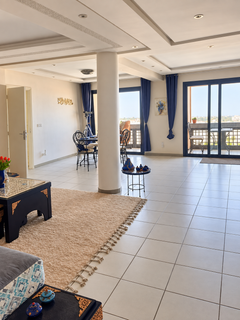 Salon wychodzący na taras — Apartament z widokiem na morze i tarasem na sprzedaż w Agadirze