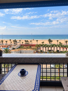Taras z widokiem na plażę i ocean w Agadirze — Apartament z tarasem z widokiem na morze na sprzedaż, Agadir | DHAJIA Maroko