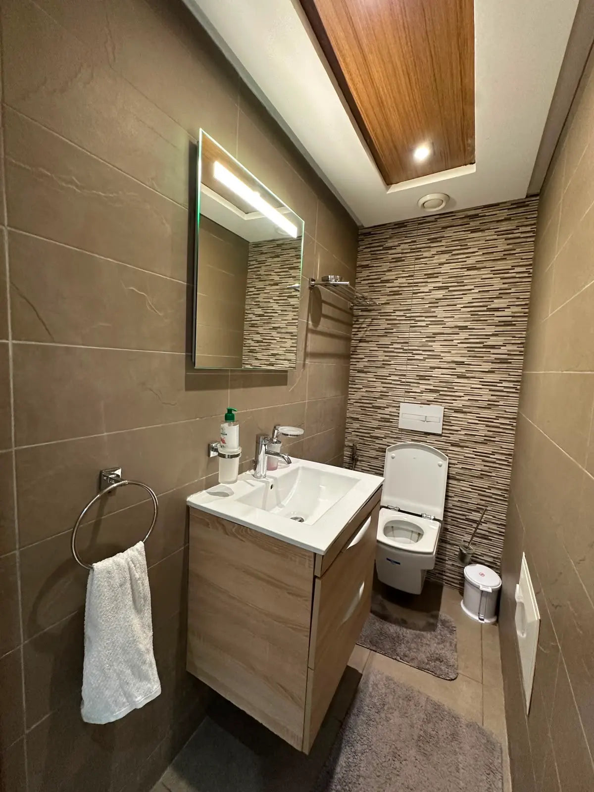 Second modern bathroom at the Iken Gardens apartment in Agadir Bay.